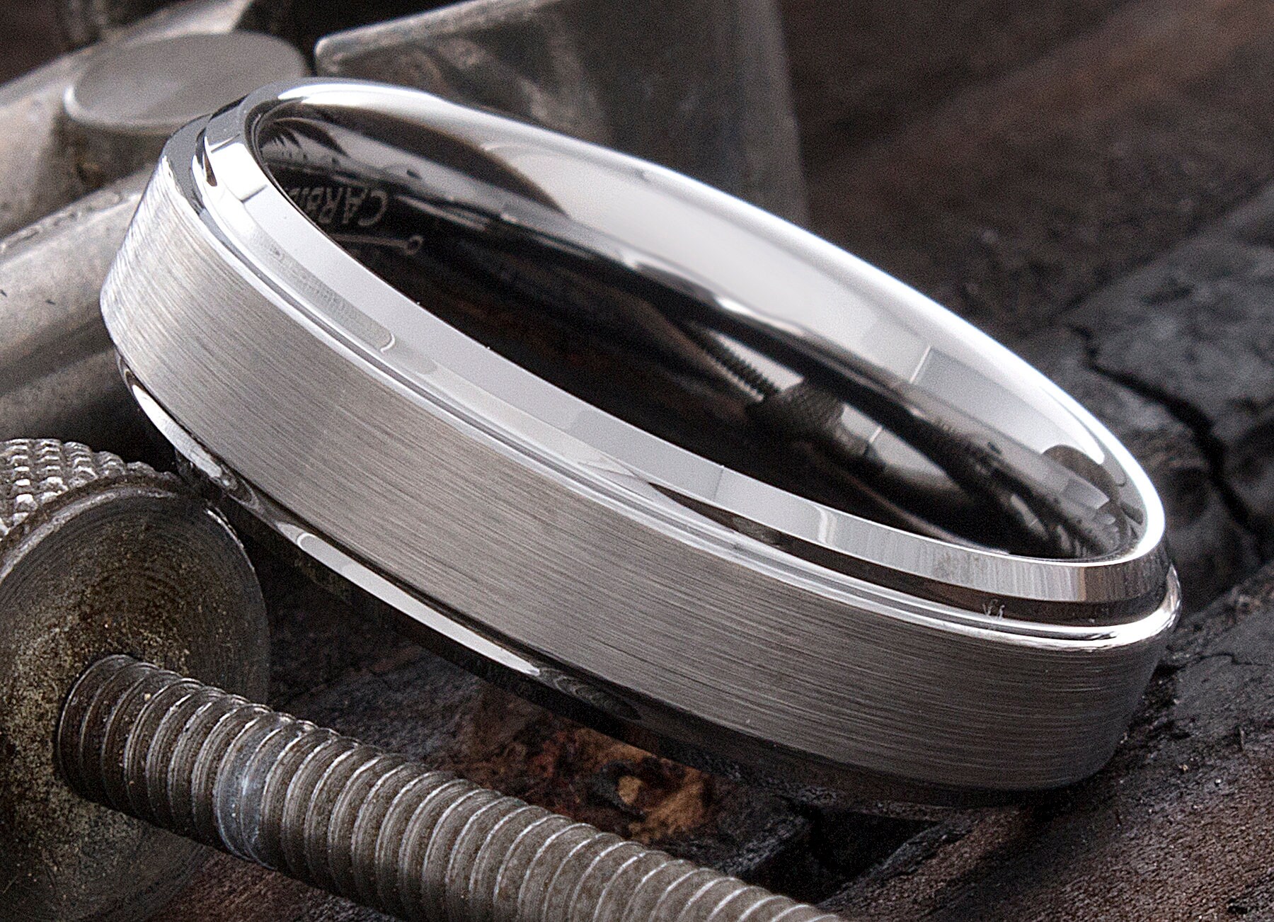 Wolfram Ring, Ehering, Herren 6mm Flache Abgestufte Kanten Personalisierte Gravur von DeluxeBands