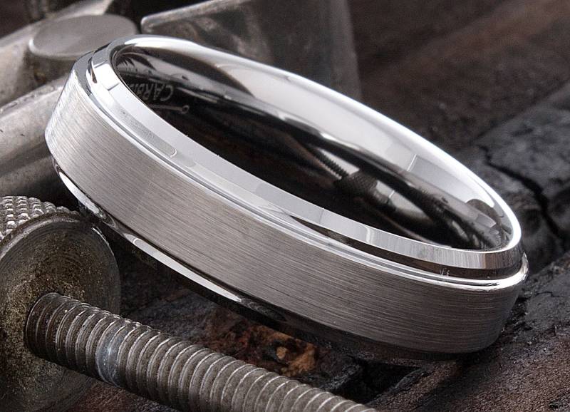 Wolfram Ring, Ehering, Herren 6mm Flache Abgestufte Kanten Personalisierte Gravur von DeluxeBands