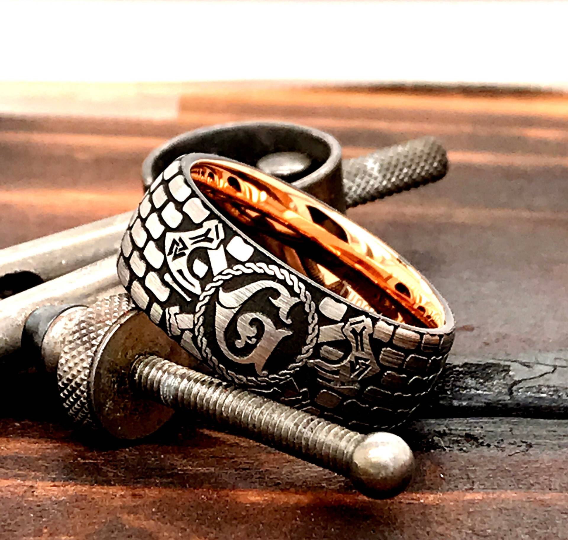 Wolfram Ring, Initial Antiker Ehering, Personalisierter Benutzerdefinierte Wikinger Gothic Mittelalter von DeluxeBands