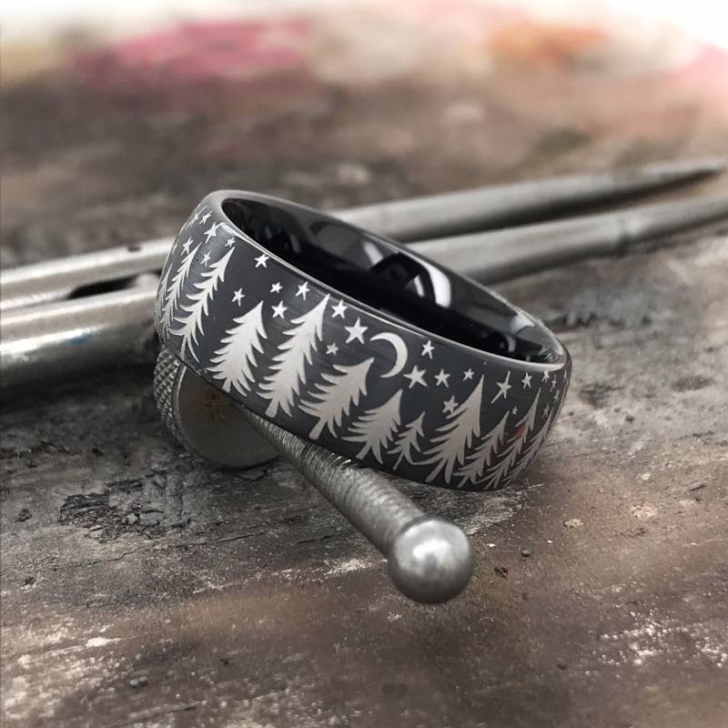 Wolfram Ring, Schwarzer 8mm Personalisierter Jahrestag Versprechen Stern Mond Custom Made Ring von DeluxeBands