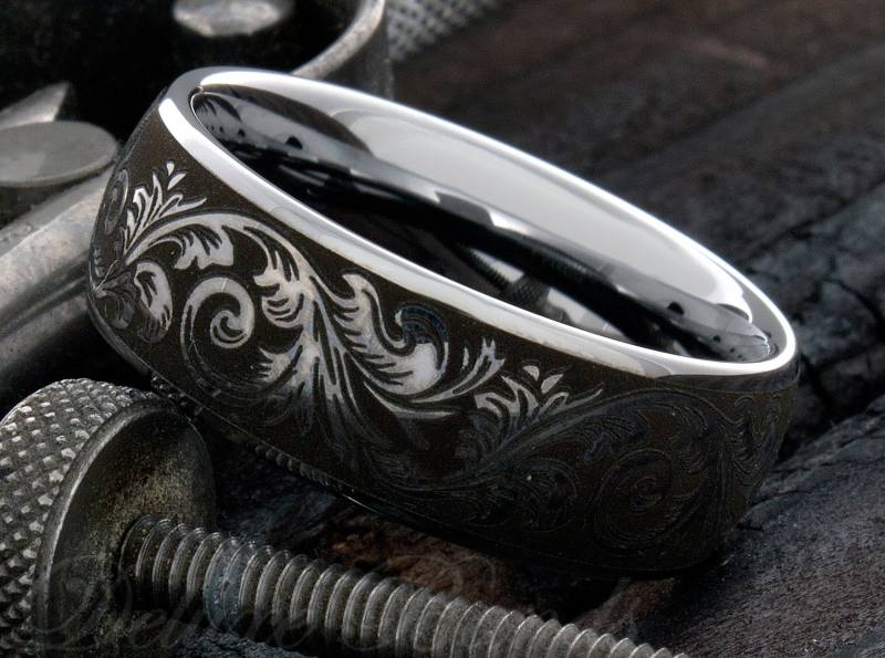 Wolfram Ring - Fleur De Lis Im Antiken Stil Mit Gravur Vintage Ehering Western Style 8 Mm von DeluxeBands