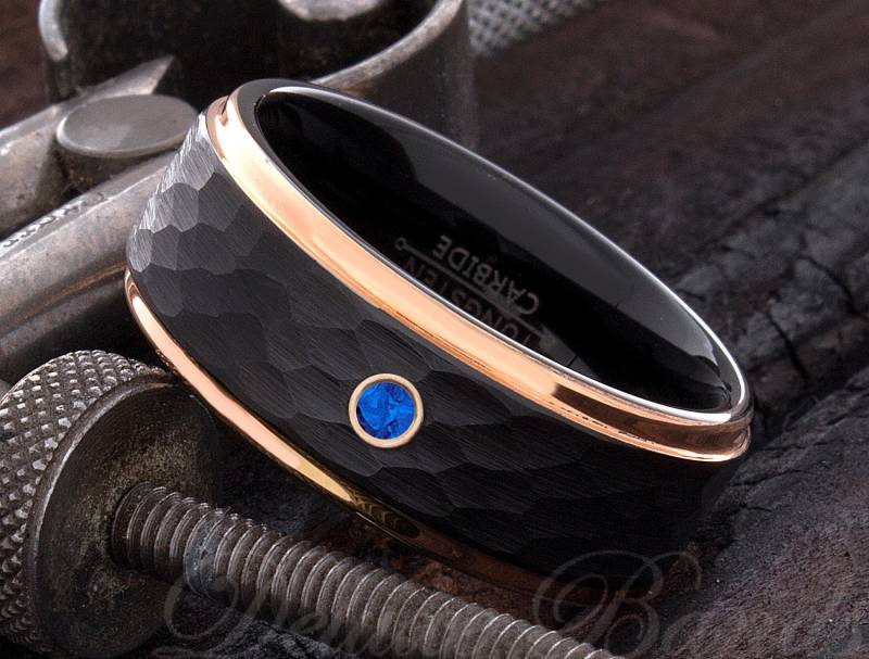 Wolfram Ring - Jubiläum Verlobungsring Herren Saphir von DeluxeBands