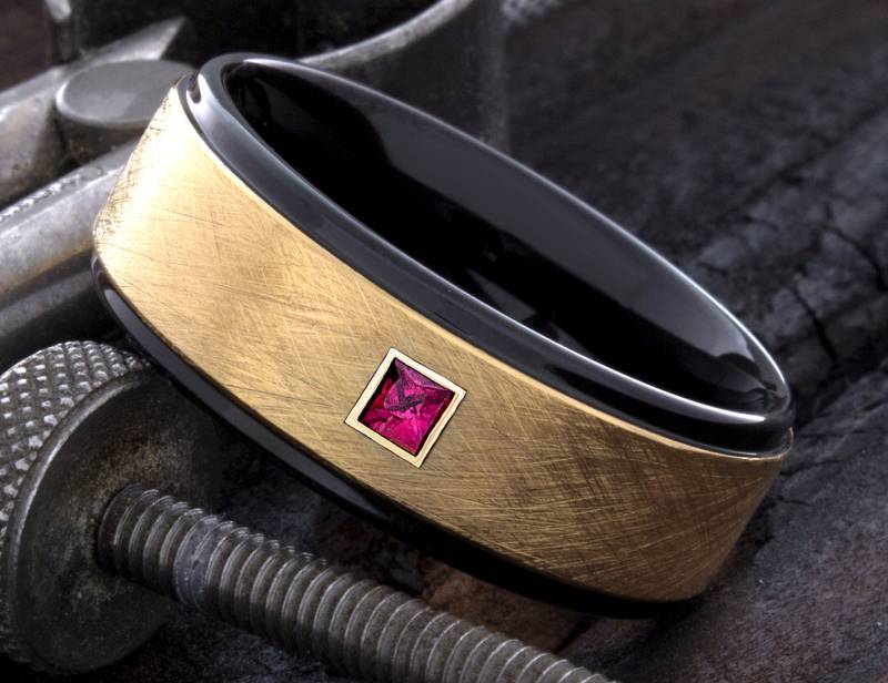 Wolfram Ring - Schwarz Gold Rubin Schwarzer Geburtsstein Versprechen Herren Jubiläum von DeluxeBands