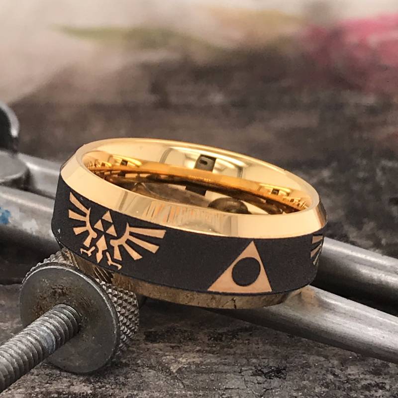 Zelda Ehering - Wolfram Gravierter Triforce Ring Unikat Versprechen von DeluxeBands