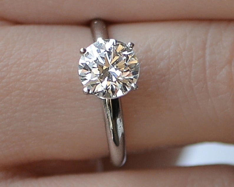 1.5 Ct Runder Moissanite Verlobungsring, Zierlicher Solitärring Für Immer Eine Runde Verlobungsring 4 Prong Einfacher Ehering von DeluxeJewelryGifts