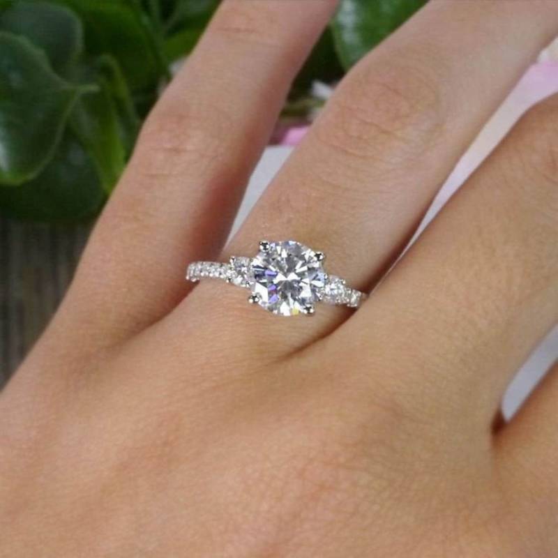 Drei Stein Diamant Ring - Rundschliff 2.00Ct Verlobungsring Stapelbarer 3 Hochzeit Brautring von DeluxeJewelryGifts