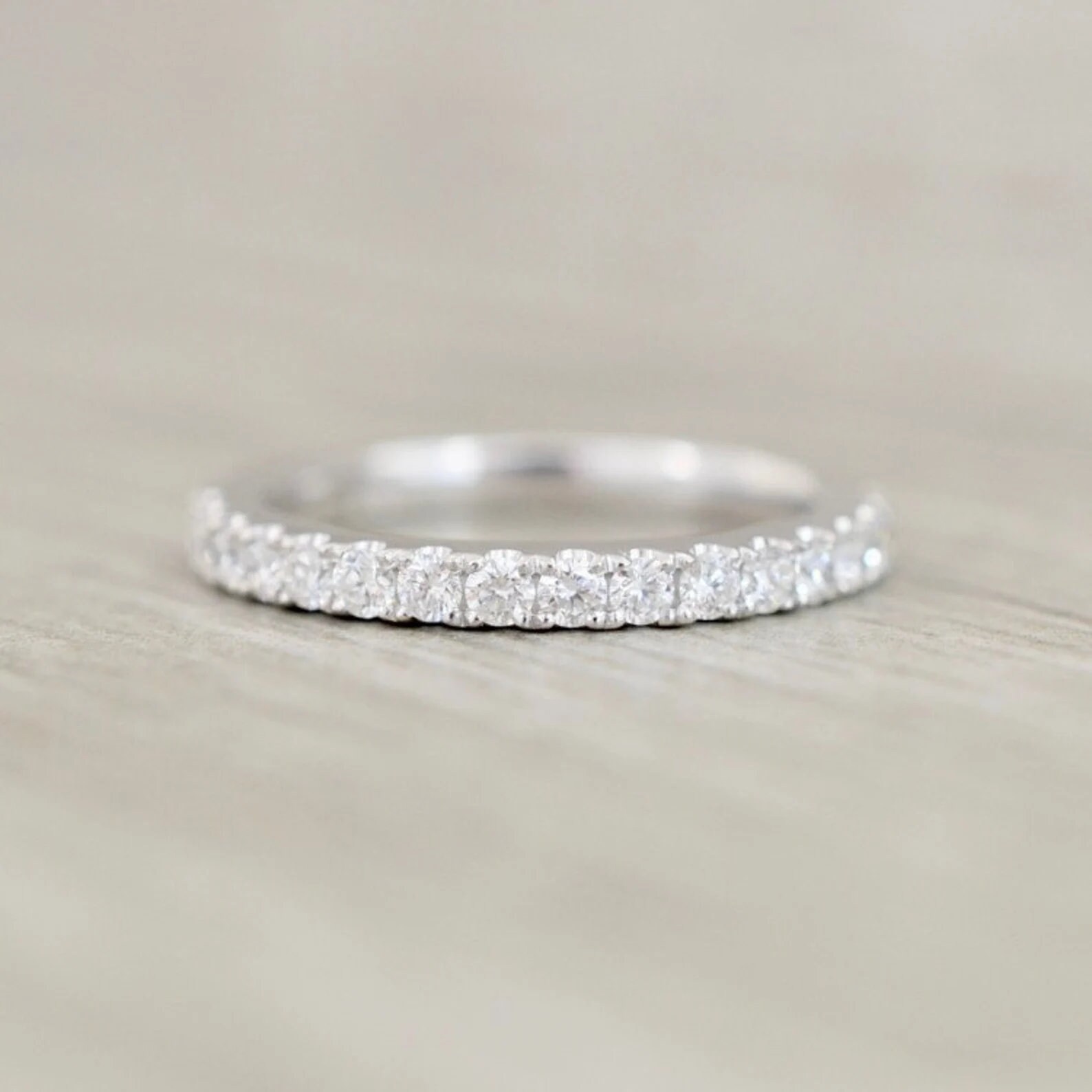 Klassisch 0.50Ct. Moissanite Eternity Band - Hochzeitsband Forever Micro Pave Halbe Ewigkeit Stapelring Lab Diamant Ehering von DeluxeJewelryGifts