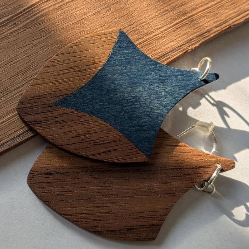 Handgemachte Holzohrringe, Walnuss Und Tiefblauen Furnier Intarsien, Silber Anhänger, Massivholz Schmuck, Einzigartiges Geschenk Für Sie von DemAsure