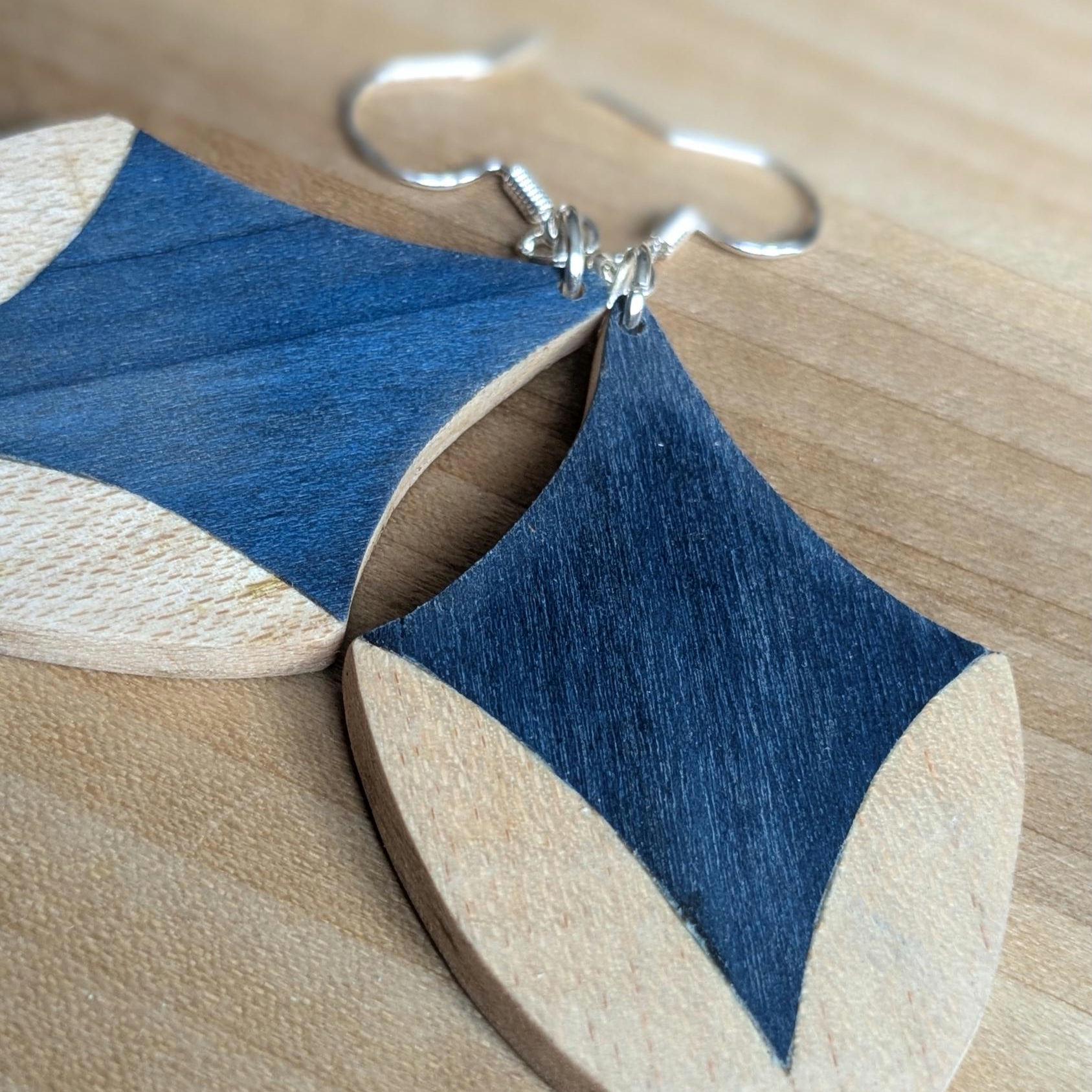 Handgemachte Holzohrringe, Ahorn Und Tiefblaue Furnier Intarsien, Silber Anhänger, Massivholz Schmuck, Einzigartiges Geschenk Für Sie von DemAsure