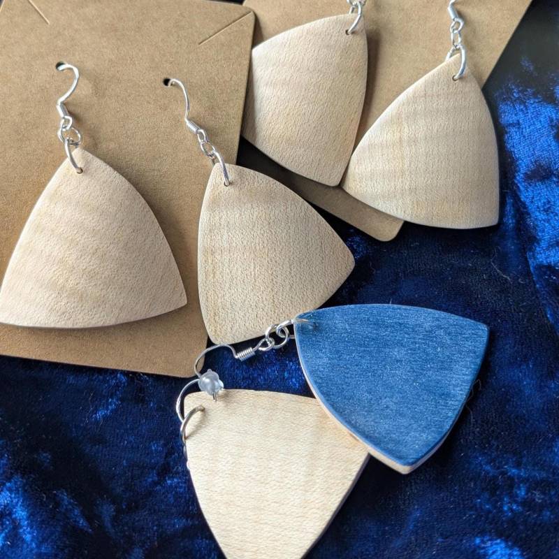 Ohrringe Aus Geflammten Ahorn, Blaues Furnier, Gebogenes Reuleaux-Dreieck, Handgemachte Holzohrringe, Einzigartiges Geschenk Für Sie von DemAsure