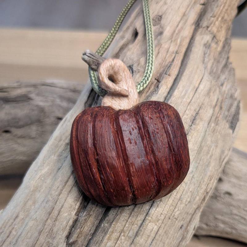 Handgemachter Kürbis Anhänger, Padouk Und Ahorn Holz Halskette, Wachsschnur, Schmuck, Einzigartiges Geschenk Für Sie von DemAsure