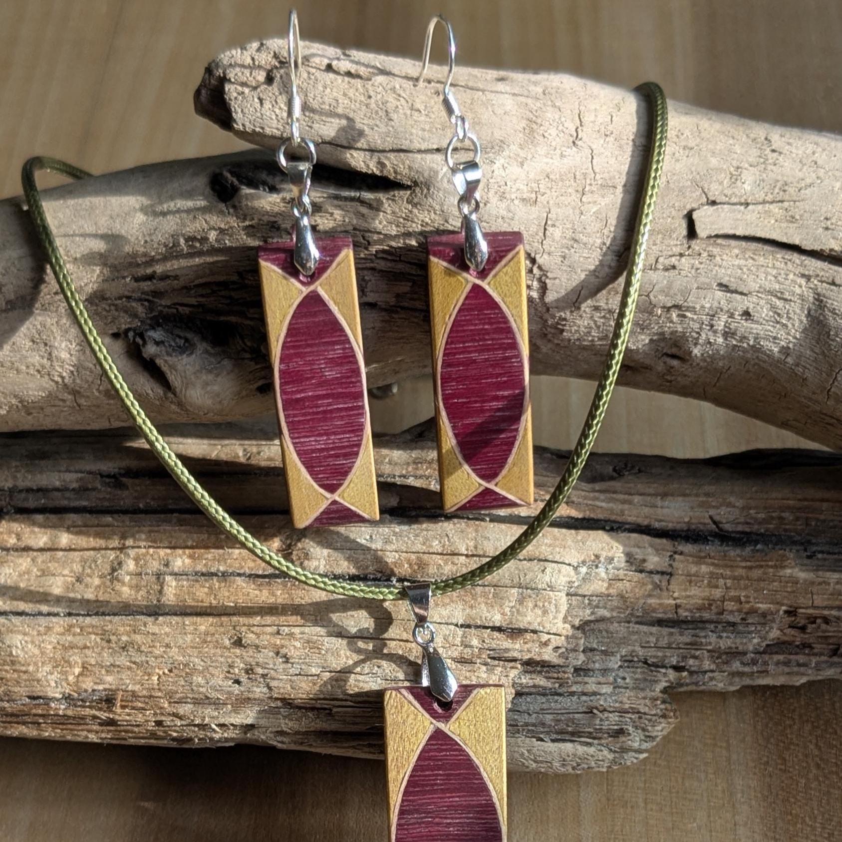 Lila Herz Ohrringe, Gelbe Ohrstecker, Handgemacht, Buntes Geschenk Für Sie, Holzfurnier Schmuck, Sterling Silber von DemAsure