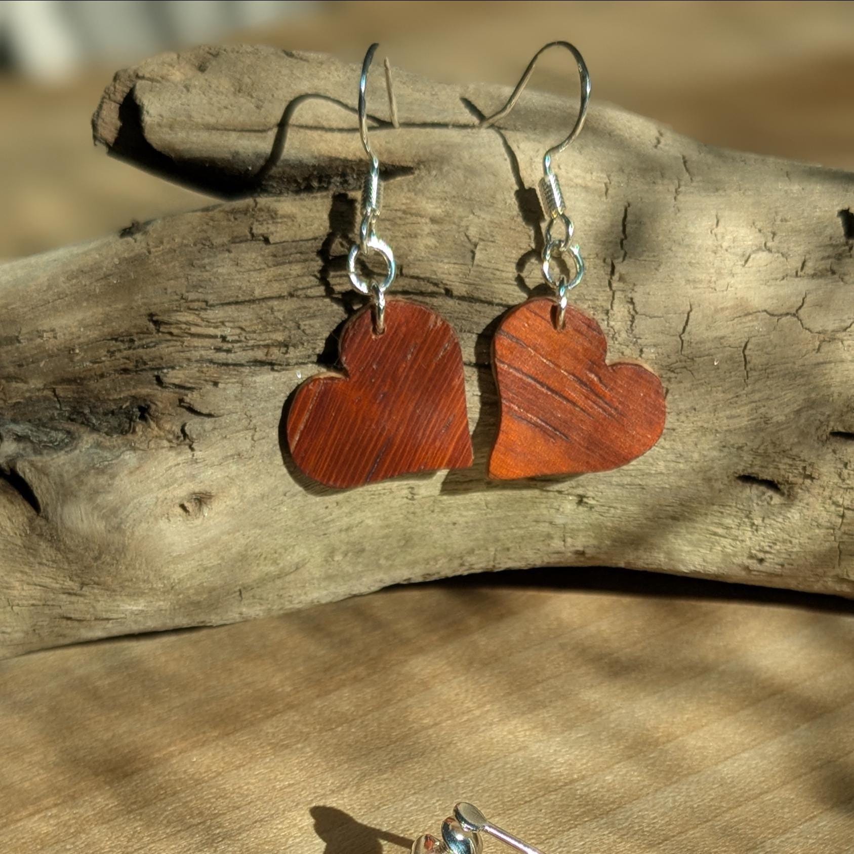 Padouk Herz Ohrringe, Handgemachte Ahorn Holz Ohrstecker, Orange Furnier Einzigartiges Geschenk Für Sie, Sterling Silber von DemAsure