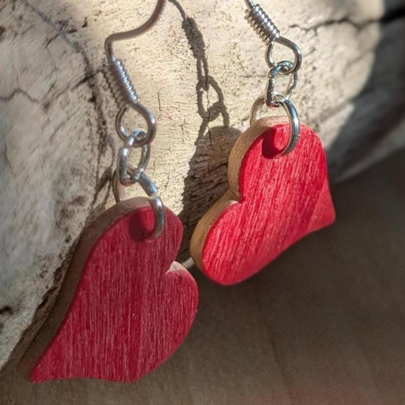 Rotes Herz Ohrringe, Handgemachte Ahornholz Ohrstecker, Rotes Furnier Schmuck, Einzigartiges Geschenk Für Sie, Holz Sterling Silber von DemAsure