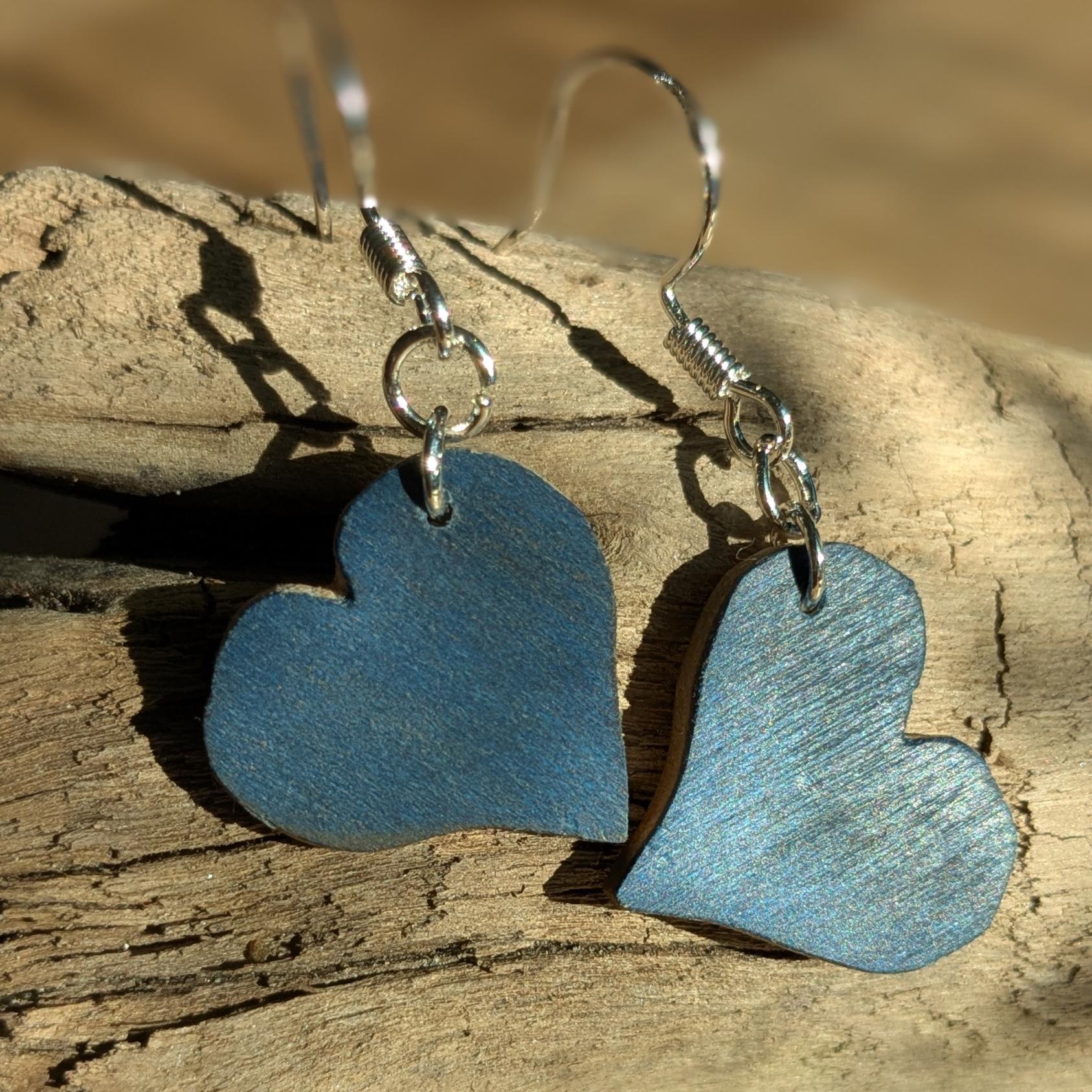 Tiefblaues Herz Ohrringe, Handgemachte Ohrstecker Aus Ahornholz, Blauer Schmuck, Einzigartiges Geschenk Für Sie, Holz, Sterlingsilber von DemAsure