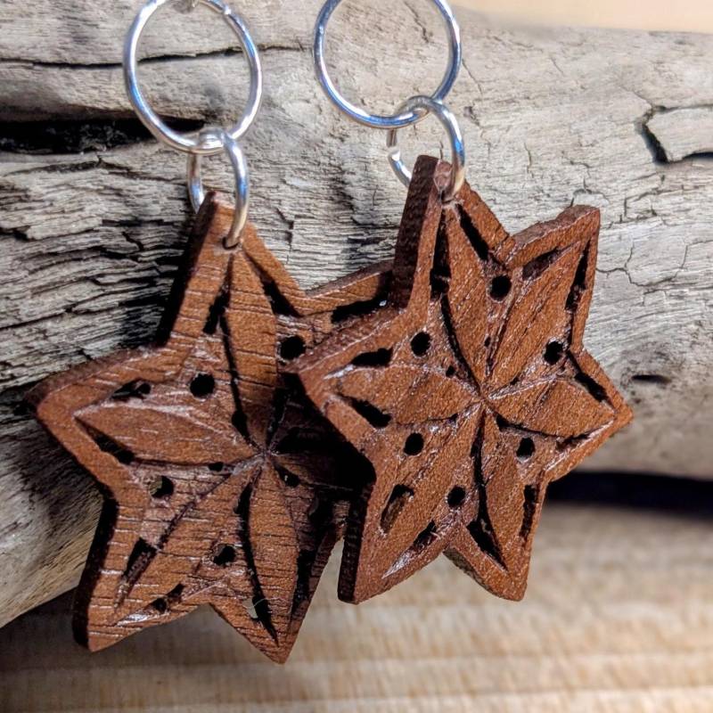 Sternförmige Ohrringe, Handgefertigte Sternohrringe, Walnussohrringe, Handgeschnitzte 6-Zackige Sternohrringe von DemAsure