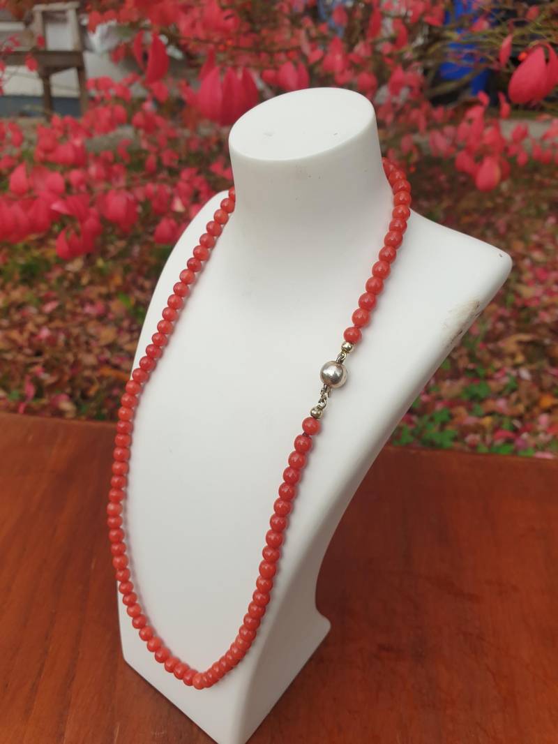 Korallen Kette Mit Silber Verschluss 835 Kugeln Form von DemDemShop
