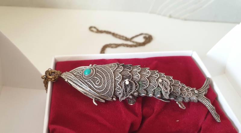 Ungewöhnlicher Großer Filigraner Sterling Silber Türkis Augen Beweglicher Fisch Öffnung Kopf Geheimfach Halskette Anhänger von DemDemShop