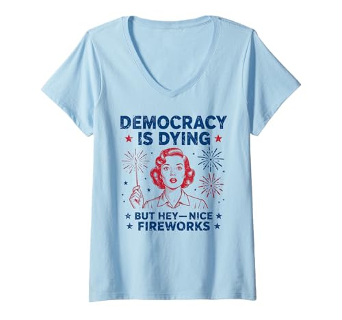 Damen 4. Juli Funny Democracy Is Dying But Hey Nice Fireworks T-Shirt mit V-Ausschnitt Damen 4. Juli Funny Democracy Is Dying But Hey Nice Fireworks T-Shirt mit V-Ausschnitt von Democracy Is Dying But Hey Nice Firework Men Women