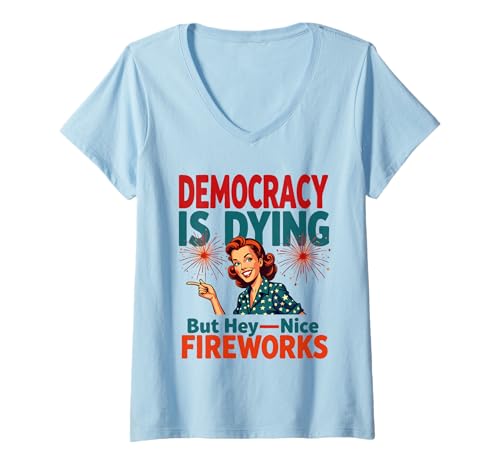 Damen Democracy Is Dying But Cool Fireworks 4. Juli Patriotisch T-Shirt mit V-Ausschnitt Damen Democracy Is Dying But Cool Fireworks 4. Juli Patriotisch T-Shirt mit V-Ausschnitt von Democracy Is Dying But Nice Fireworks 4th of July
