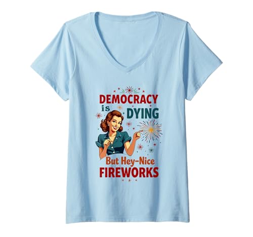 Damen Democracy Is Dying But Cool Fireworks 4. Juli Patriotisch T-Shirt mit V-Ausschnitt Damen Democracy Is Dying But Cool Fireworks 4. Juli Patriotisch T-Shirt mit V-Ausschnitt von Democracy Is Dying But Nice Fireworks 4th of July