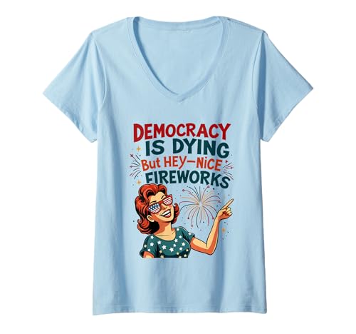 Damen Democracy Is Dying But Cool Fireworks 4. Juli Patriotisch T-Shirt mit V-Ausschnitt Damen Democracy Is Dying But Cool Fireworks 4. Juli Patriotisch T-Shirt mit V-Ausschnitt von Democracy Is Dying But Nice Fireworks 4th of July