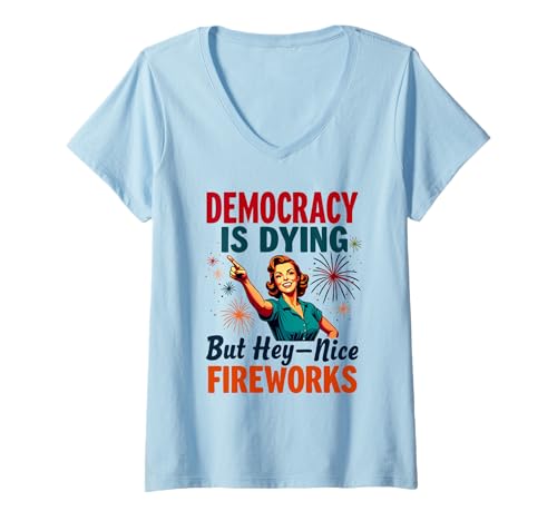 Damen Democracy Is Dying But Cool Fireworks 4. Juli Women Girl T-Shirt mit V-Ausschnitt Damen Democracy Is Dying But Cool Fireworks 4. Juli Women Girl T-Shirt mit V-Ausschnitt von Democracy Is Dying But Nice Fireworks 4th of July