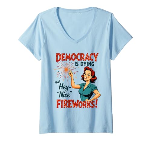 Damen Democracy Is Dying But Hey Nice Fireworks 4. Juli Damen T-Shirt mit V-Ausschnitt Damen Democracy Is Dying But Hey Nice Fireworks 4. Juli Damen T-Shirt mit V-Ausschnitt von Democracy Is Dying But Nice Fireworks 4th of July
