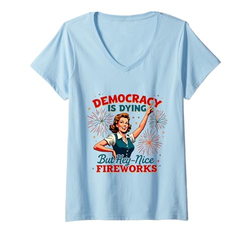 Damen Democracy Is Dying But Hey Nice Fireworks 4. Juli Damen T-Shirt mit V-Ausschnitt Damen Democracy Is Dying But Hey Nice Fireworks 4. Juli Damen T-Shirt mit V-Ausschnitt von Democracy Is Dying But Nice Fireworks 4th of July