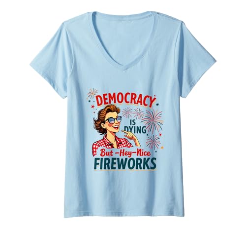Damen Democracy Is Dying But Hey Nice Fireworks 4. Juli Damen T-Shirt mit V-Ausschnitt Damen Democracy Is Dying But Hey Nice Fireworks 4. Juli Damen T-Shirt mit V-Ausschnitt von Democracy Is Dying But Nice Fireworks 4th of July