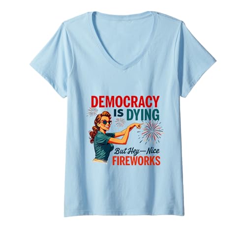 Damen Democracy Is Dying But Hey Nice Fireworks 4. Juli Damen T-Shirt mit V-Ausschnitt Damen Democracy Is Dying But Hey Nice Fireworks 4. Juli Damen T-Shirt mit V-Ausschnitt von Democracy Is Dying But Nice Fireworks 4th of July