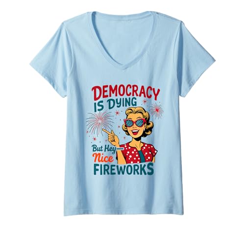 Damen Democracy Is Dying But Hey Nice Fireworks 4. Juli Damen T-Shirt mit V-Ausschnitt Damen Democracy Is Dying But Hey Nice Fireworks 4. Juli Damen T-Shirt mit V-Ausschnitt von Democracy Is Dying But Nice Fireworks 4th of July