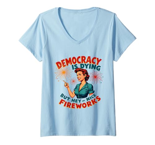 Damen Democracy Is Dying But Hey Nice Fireworks 4. Juli Damen T-Shirt mit V-Ausschnitt Damen Democracy Is Dying But Hey Nice Fireworks 4. Juli Damen T-Shirt mit V-Ausschnitt von Democracy Is Dying But Nice Fireworks 4th of July