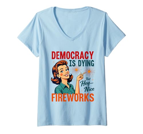 Damen Democracy Is Dying But Hey Nice Fireworks 4. Juli Damen T-Shirt mit V-Ausschnitt Damen Democracy Is Dying But Hey Nice Fireworks 4. Juli Damen T-Shirt mit V-Ausschnitt von Democracy Is Dying But Nice Fireworks 4th of July