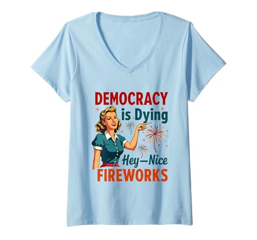 Damen Democracy Is Dying But Hey Nice Fireworks 4. Juli Damen T-Shirt mit V-Ausschnitt Damen Democracy Is Dying But Hey Nice Fireworks 4. Juli Damen T-Shirt mit V-Ausschnitt von Democracy Is Dying But Nice Fireworks 4th of July