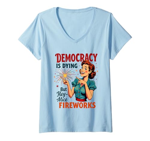 Damen Democracy Is Dying But Hey Nice Fireworks 4. Juli Damen T-Shirt mit V-Ausschnitt Damen Democracy Is Dying But Hey Nice Fireworks 4. Juli Damen T-Shirt mit V-Ausschnitt von Democracy Is Dying But Nice Fireworks 4th of July