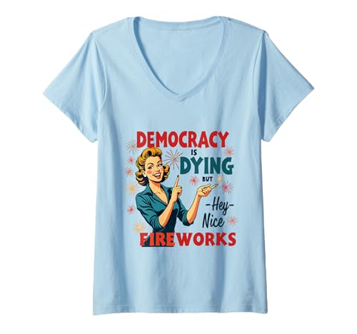 Damen Democracy Is Dying But Hey Nice Fireworks 4th Of Juli Funny T-Shirt mit V-Ausschnitt von Democracy Is Dying But Nice Fireworks 4th of July