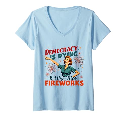 Damen Democracy Is Dying But Hey Nice Fireworks 4th Of Juli Funny T-Shirt mit V-Ausschnitt Damen Democracy Is Dying But Hey Nice Fireworks 4th Of Juli Funny T-Shirt mit V-Ausschnitt von Democracy Is Dying But Nice Fireworks 4th of July