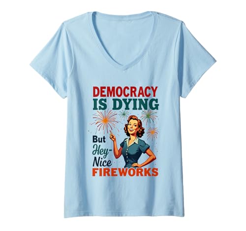 Damen Democracy Is Dying But Hey Nice Fireworks 4th Of Juli Funny T-Shirt mit V-Ausschnitt Damen Democracy Is Dying But Hey Nice Fireworks 4th Of Juli Funny T-Shirt mit V-Ausschnitt von Democracy Is Dying But Nice Fireworks 4th of July
