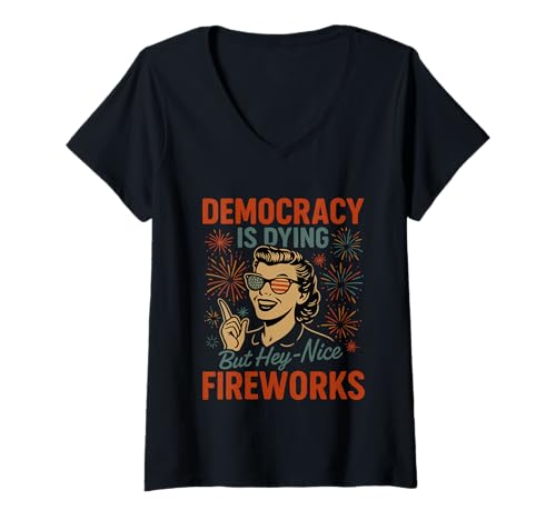 Damen Democracy Is Dying But NiceFireworks 4. Juli Patriotisch T-Shirt mit V-Ausschnitt Damen Democracy Is Dying But NiceFireworks 4. Juli Patriotisch T-Shirt mit V-Ausschnitt von Democracy Is Dying But Nice Fireworks 4th of July