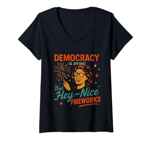 Damen Democracy Is Dying But NiceFireworks 4. Juli Patriotisch T-Shirt mit V-Ausschnitt Damen Democracy Is Dying But NiceFireworks 4. Juli Patriotisch T-Shirt mit V-Ausschnitt von Democracy Is Dying But Nice Fireworks 4th of July