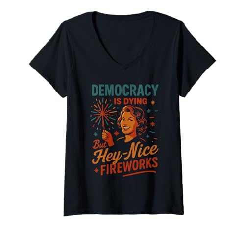Damen Democracy Is Dying But NiceFireworks 4. Juli Patriotisch T-Shirt mit V-Ausschnitt Damen Democracy Is Dying But NiceFireworks 4. Juli Patriotisch T-Shirt mit V-Ausschnitt von Democracy Is Dying But Nice Fireworks 4th of July