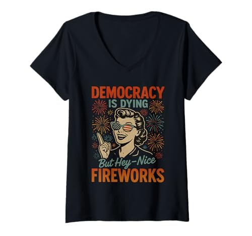 Damen Democracy Is Dying But NiceFireworks 4. Juli Patriotisch T-Shirt mit V-Ausschnitt Damen Democracy Is Dying But NiceFireworks 4. Juli Patriotisch T-Shirt mit V-Ausschnitt von Democracy Is Dying But Nice Fireworks 4th of July