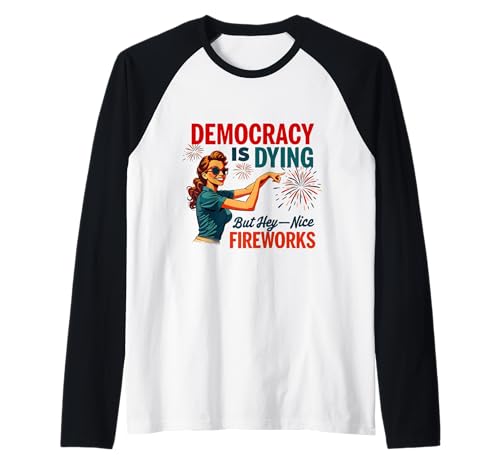 Democracy Is Dying But Hey Nice Fireworks 4. Juli Damen Raglan Democracy Is Dying But Hey Nice Fireworks 4. Juli Damen Raglan von Democracy Is Dying But Nice Fireworks 4th of July