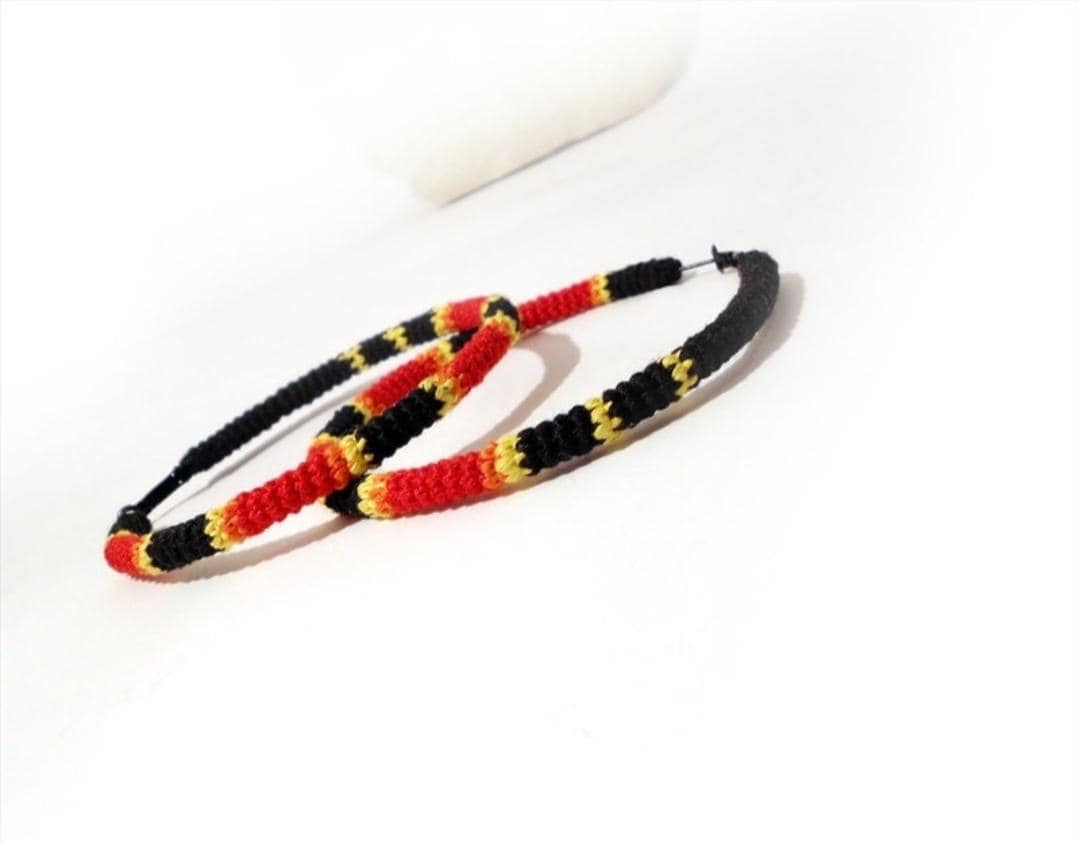 Creolen 70Er Seventies Schmuck Schlange Rot Gelb Schwarz Vintage Accessoires Strick Dekor Kitsch Retro 90's Fashion Handmade Creolen 70Er Seventies Schmuck Schlange Rot Gelb Schwarz Vintage Accessoires Strick Dekor Kitsch Retro 90's Fashion Handmade von DemonMachineVintage