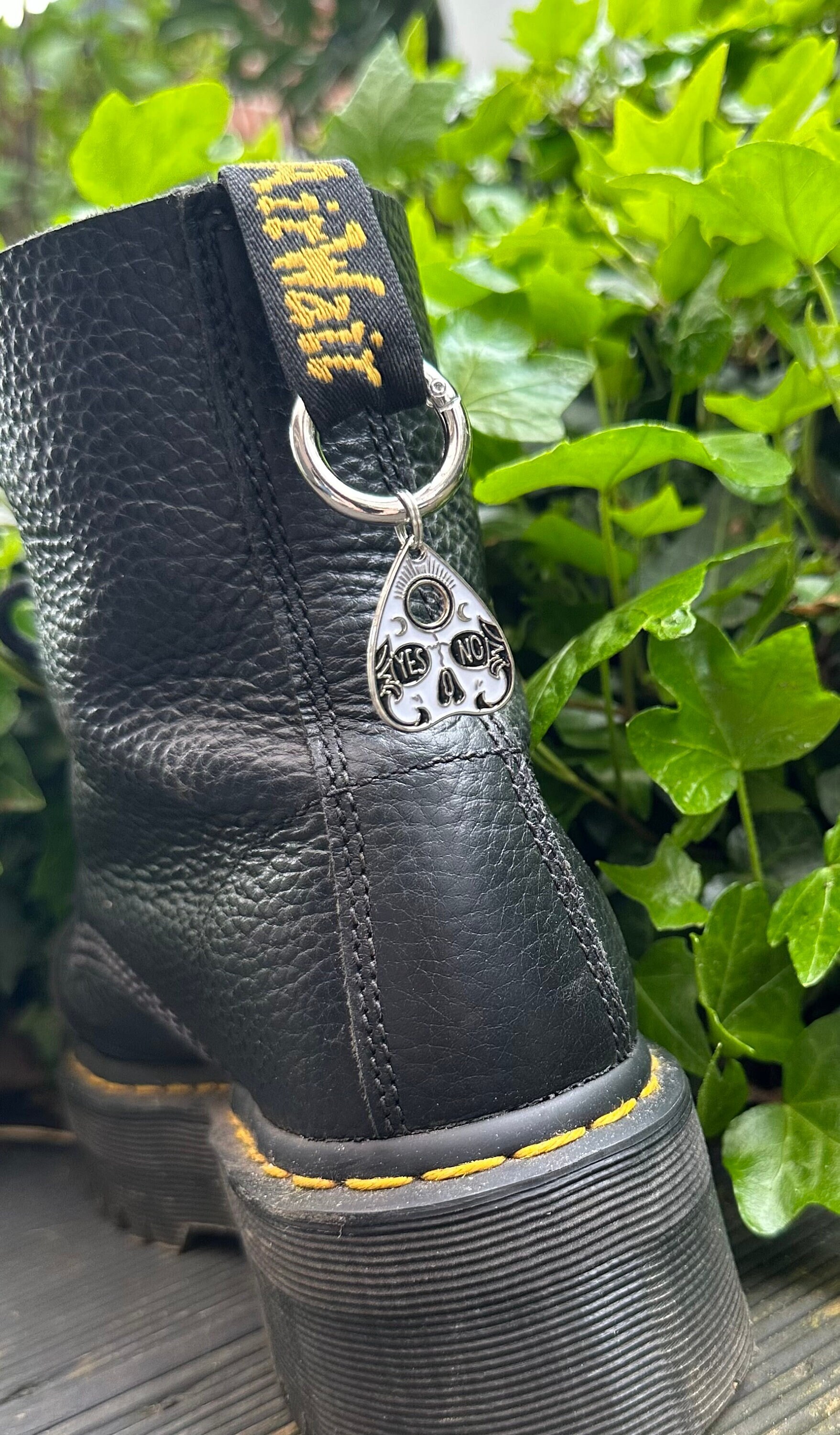 Schuhe Charm Im Ouija Style Für Boots, Schwarz/Weiß Optik Schuhe Charm Im Ouija Style Für Boots, Schwarz/Weiß Optik von DemoniaCrow