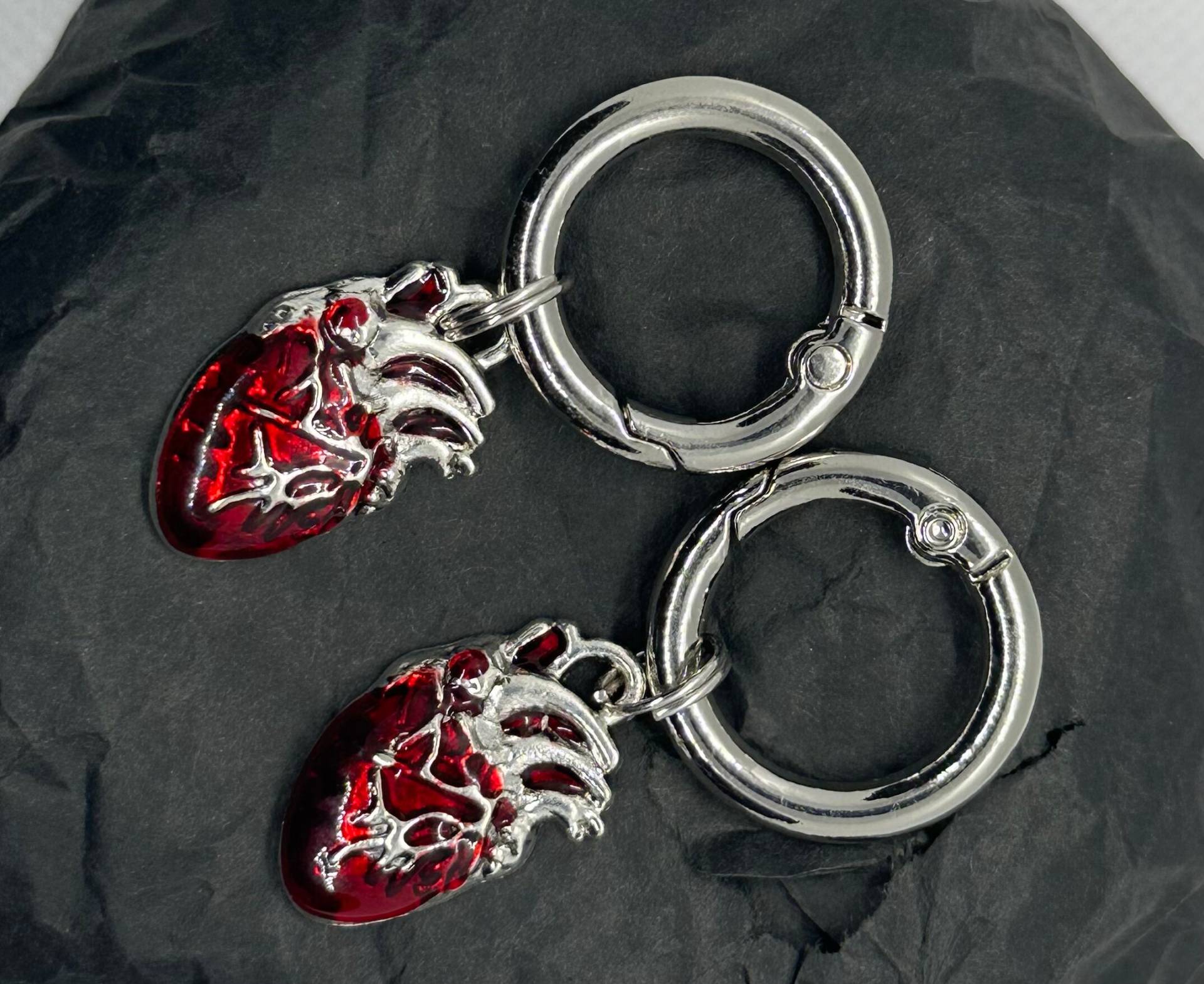 Versilbertes Rotes Herz, Schuh Charm, Anhänger Für Boots Versilbertes Rotes Herz, Schuh Charm, Anhänger Für Boots von DemoniaCrow