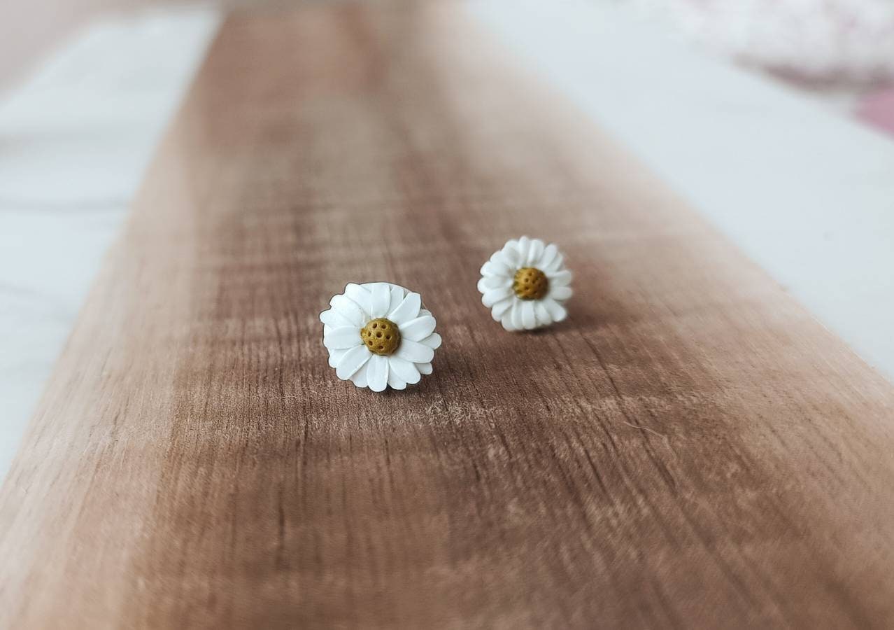 Gänseblümchen Ohrstecker, Srerling Silber Ohrringe, Polymer Clay, Feder Ohrringe Gänseblümchen Ohrstecker, Srerling Silber Ohrringe, Polymer Clay, Feder Ohrringe von DenadasHandmade