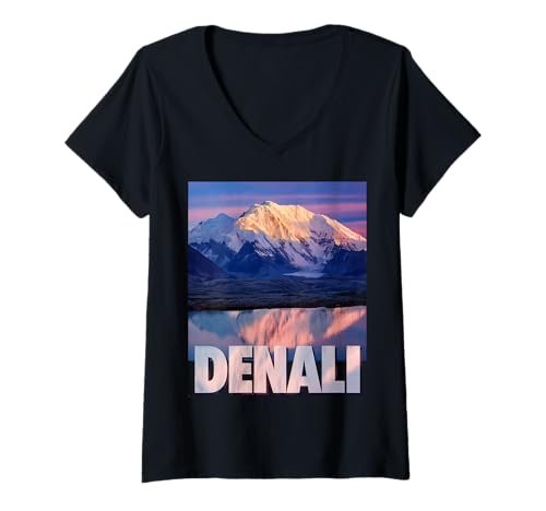 Damen Denali (Mount McKinley) Alaska-Gebirgskette T-Shirt mit V-Ausschnitt von Denali (Mt McKinley) Souvenirs & Gifts by DV8sTees