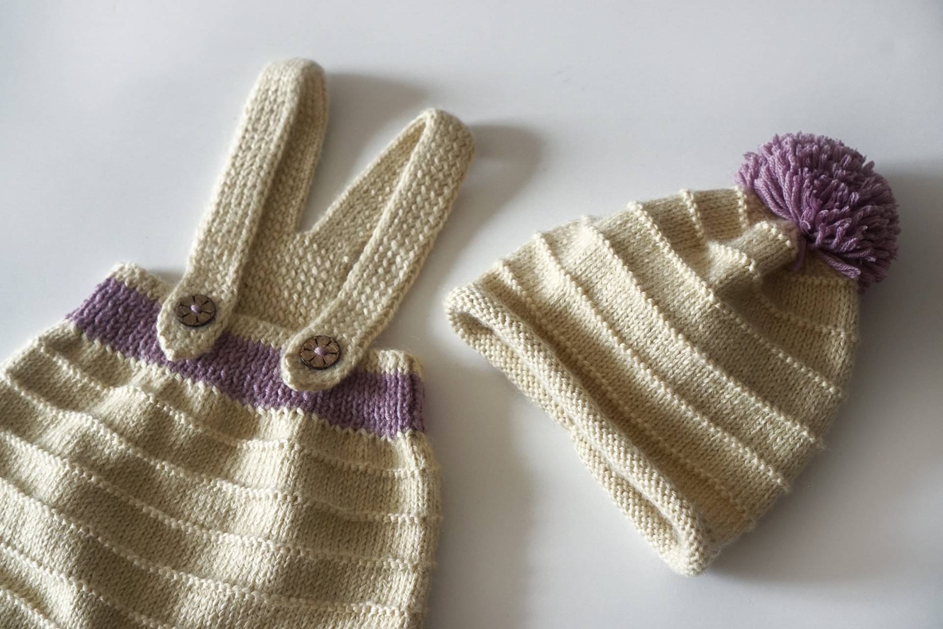 Handgestrickte Baby Latzhose + Mütze Set - 3-6 Monate von DeniLulu